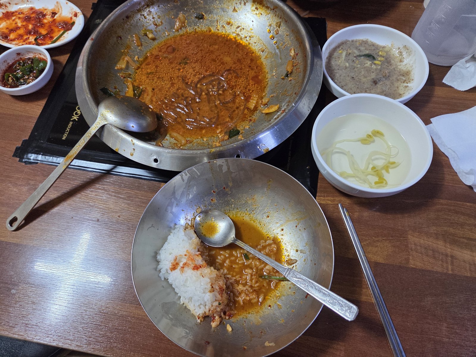 밥을 비벼 먹고 남긴 모습