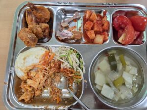 마운자로 14주차 화요일 회사 점심 식판, 비빔밥과 닭날개 튀김