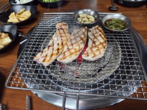 숯가마 찜질방 식당 석쇠 위 두툼한 삼겹살