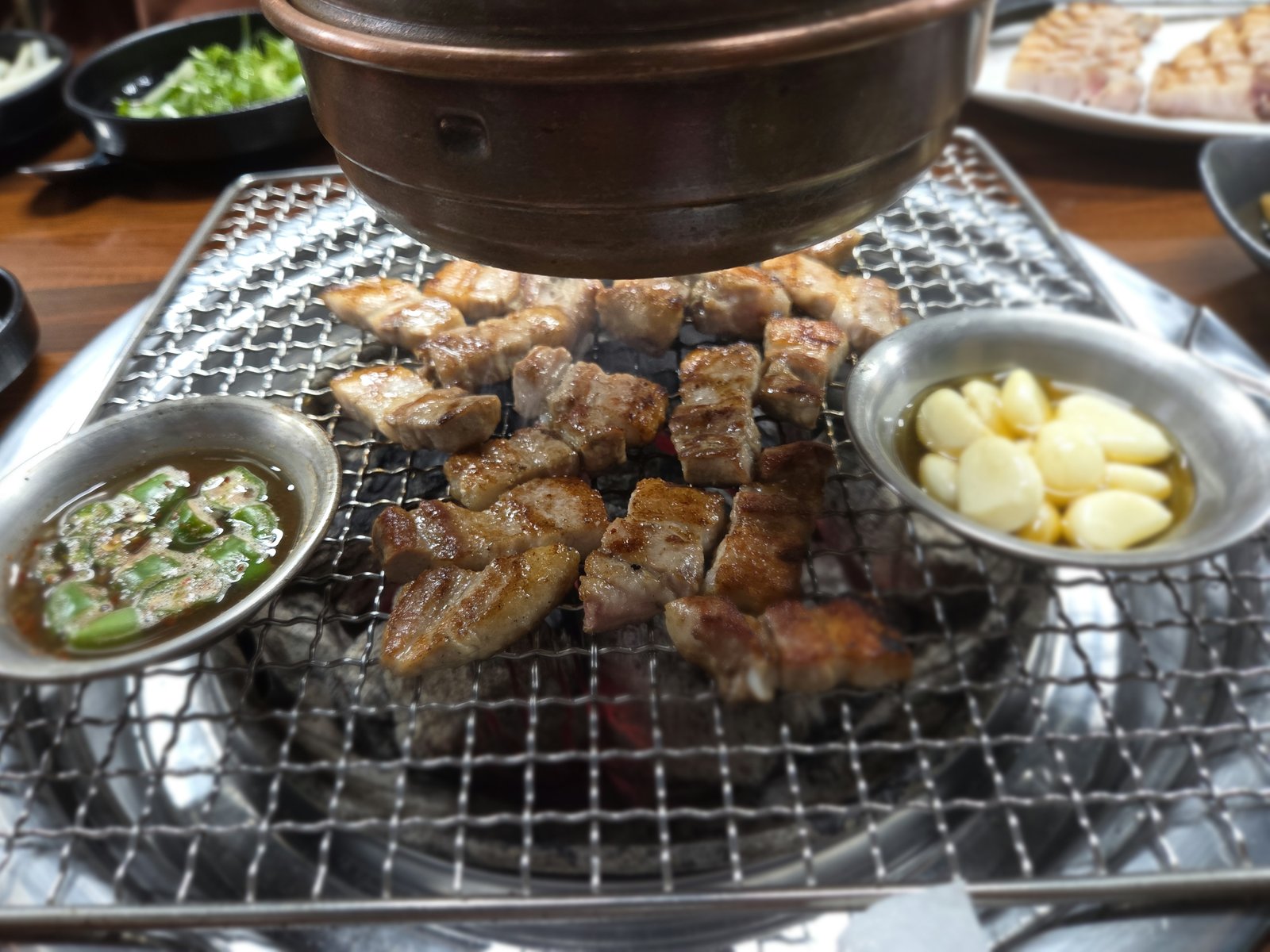 잘라 익히는 삼겹살