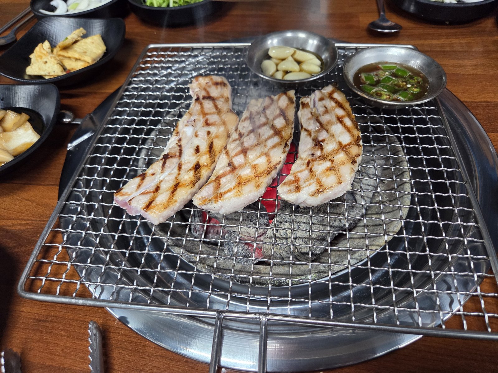 석쇠 위 삼겹살