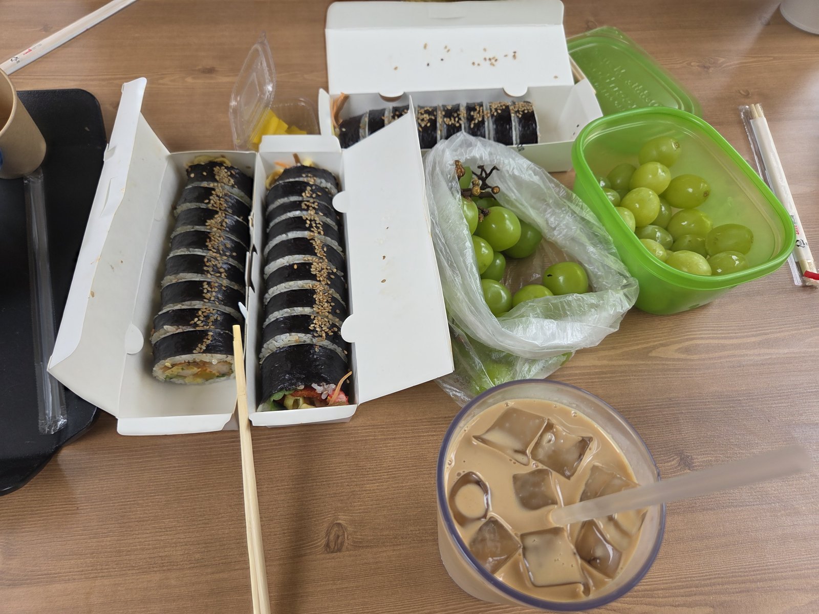 늦은 점심 김밥과 샤인머스캣