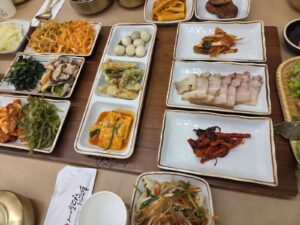 수육과 잡채, 나물이 차려진 한정식 반찬 한 상