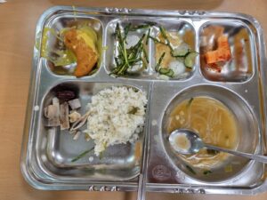 월요일 점심을 먹고 밥이 절반쯤 남아 보이는 식판
