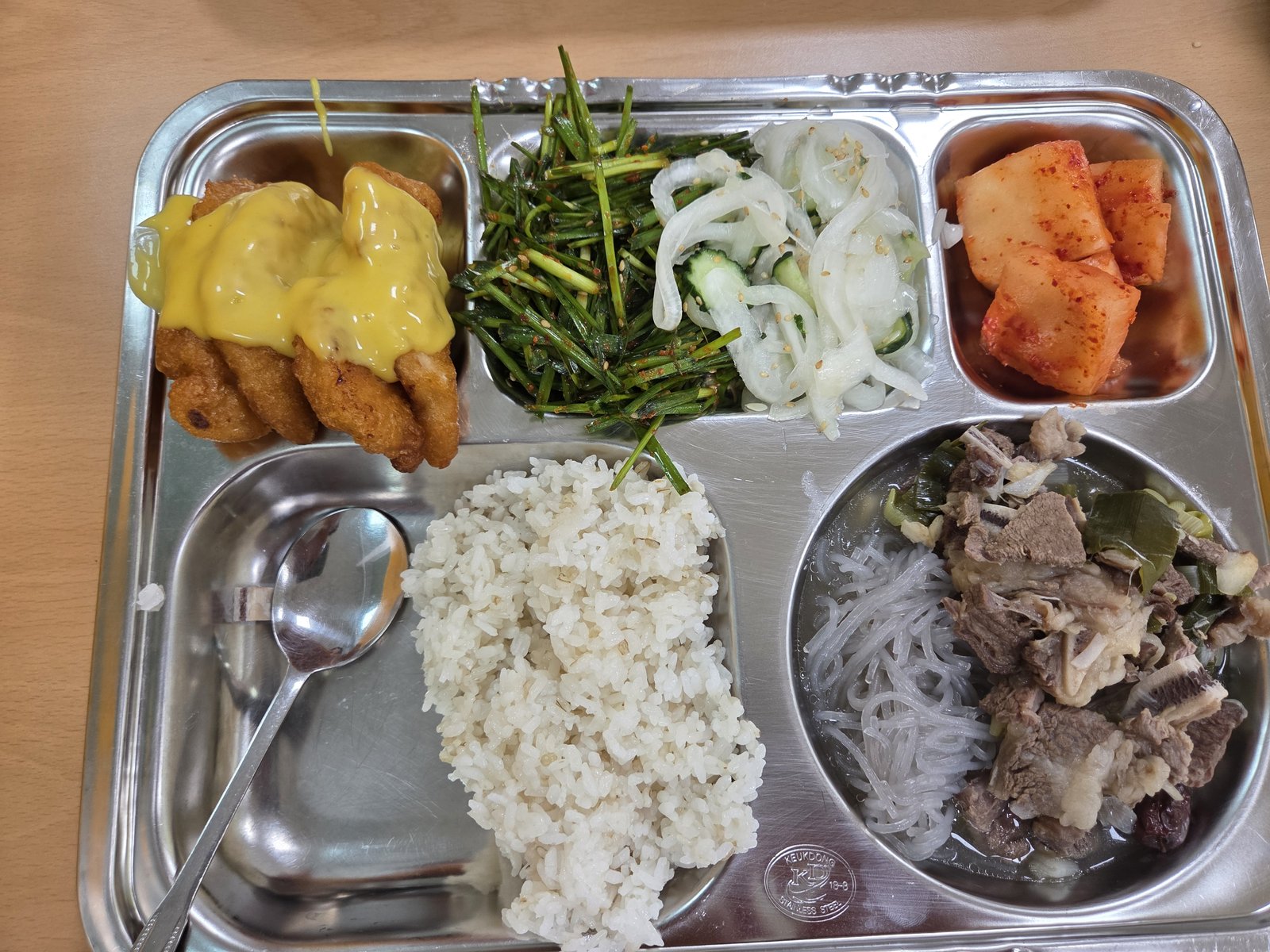 월요일 점심 식판