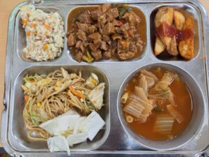 마운자로 15주차 화요일 회사 점심 식판, 볶음밥과 볶음면