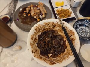 짜장면 면을 거의 다 먹고 양파 건더기만 남은 그릇