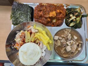 마운자로 16주차 목요일 회사 점심 식판, 비빔밥과 갈비찜