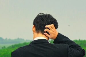 위고비 탈모 설명 사진 — 손으로 뒷머리를 쓸어 넘기는 남성의 뒷모습